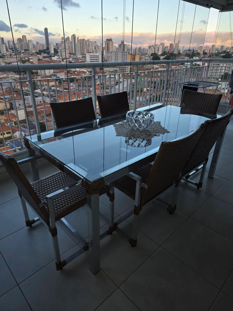 MESA DE VIDRO COM 6 CADEIRAS EM RATHAN - Foto 5