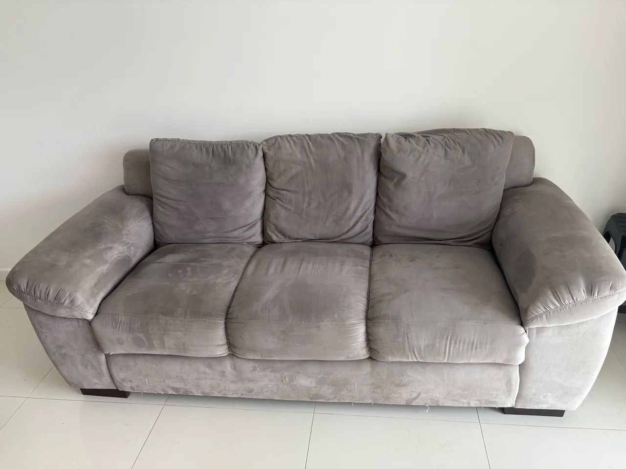 Sofá de suede cinza 3 lugares 