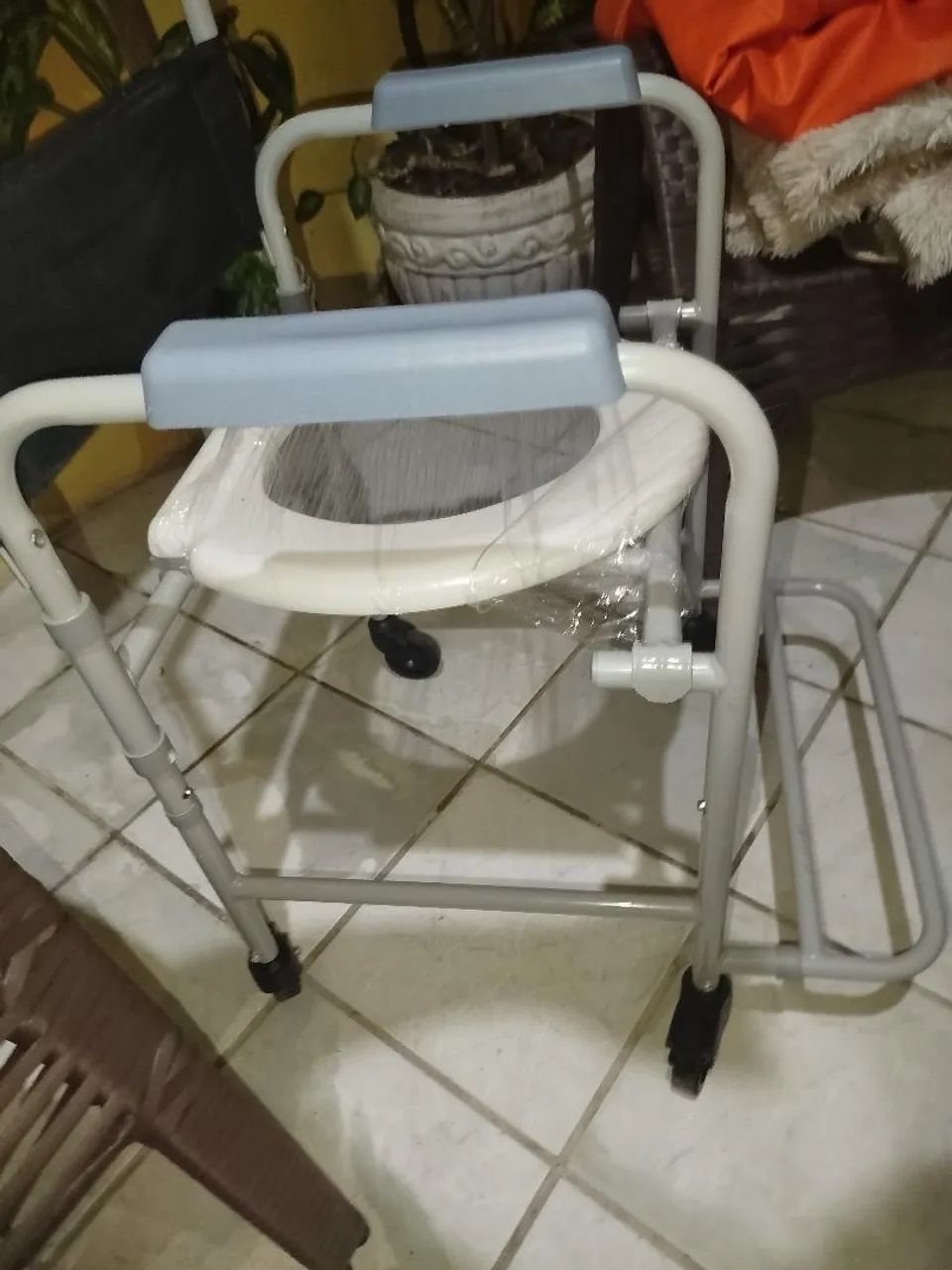 Cadeira de rodas de banho NOVA  - Foto 2