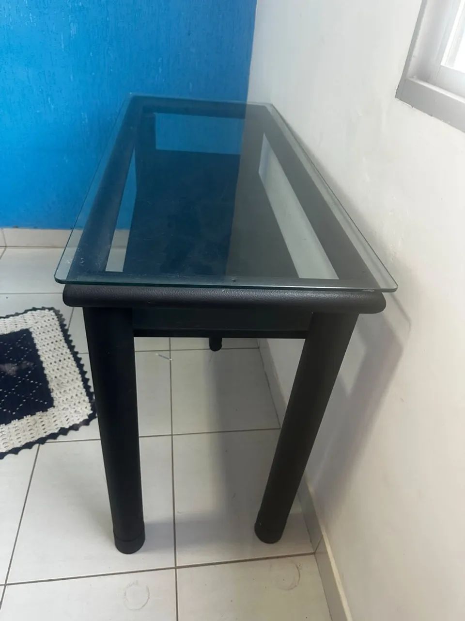 Mesa expositora de Loja com suporte pra cabide 