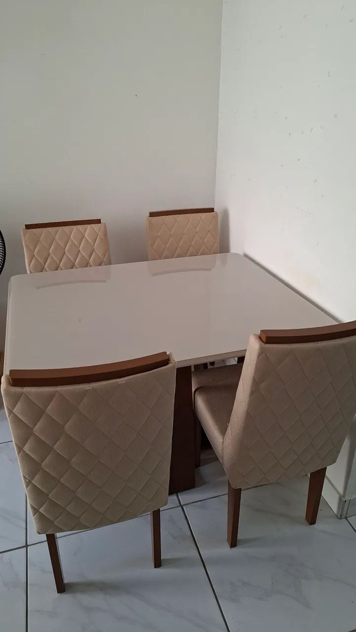 Mesa de jantar com 4 cadeiras