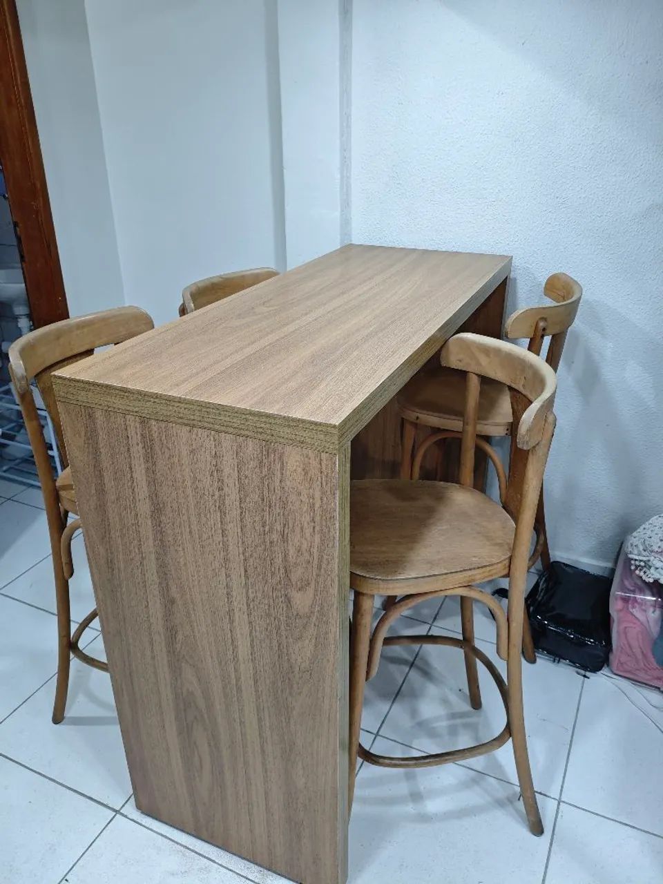 Mesa bancada de madeira maciça com 4 cadeiras - Foto 2