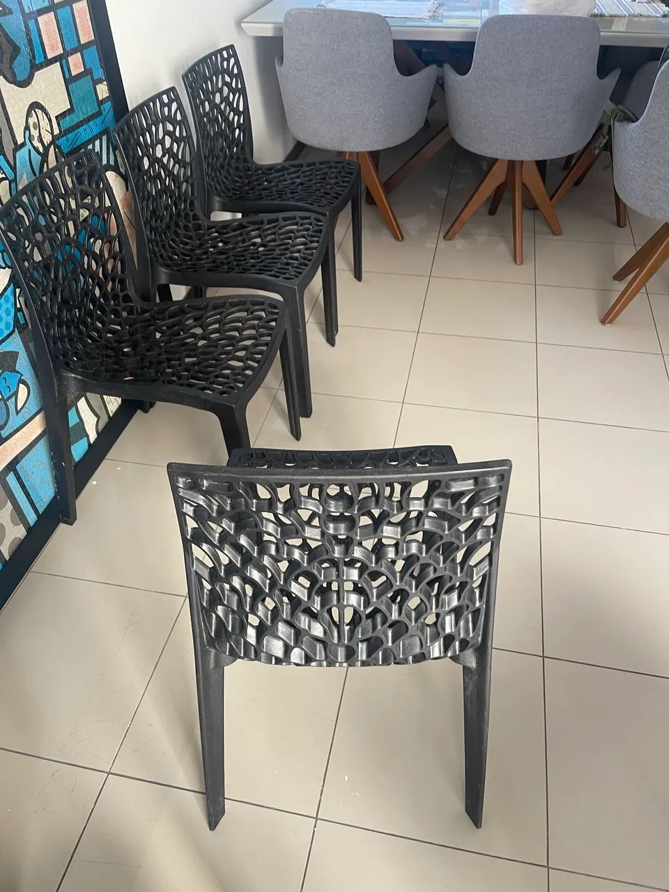 Vende-se 4 cadeiras toda de PVC - Foto 2