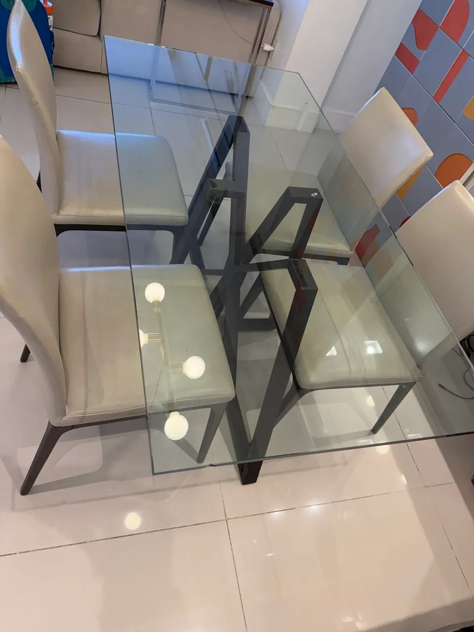 Mesa de jantar com tampa de vidro e 4 cadeiras de couro - Artefacto - Foto 2