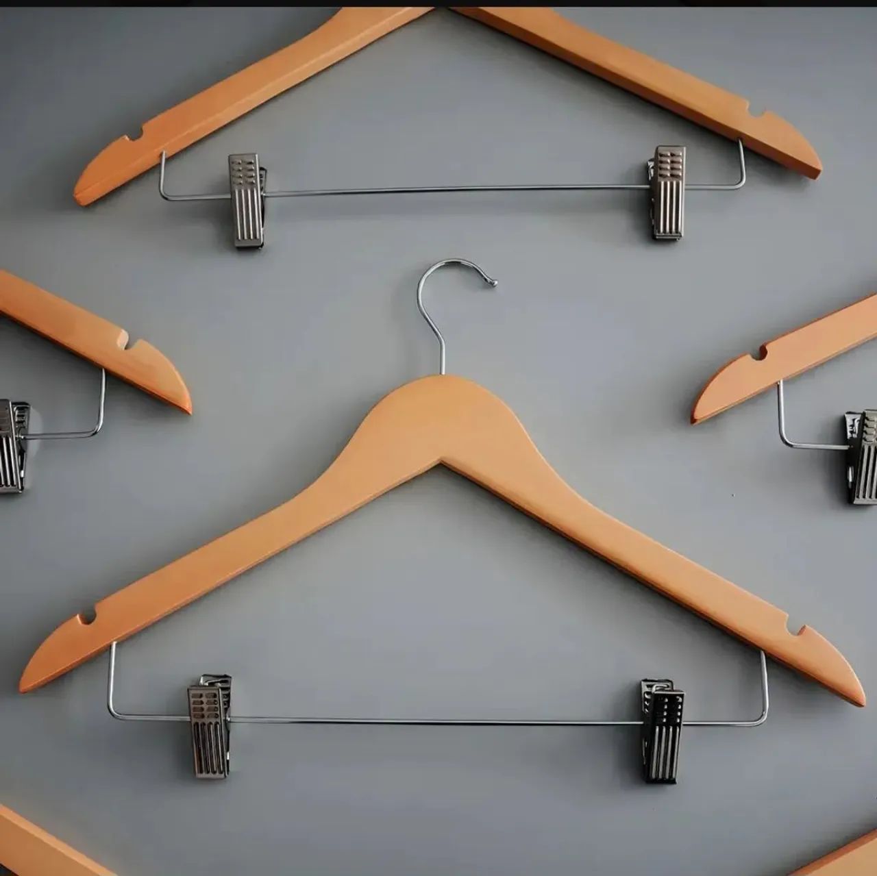 Kit com 10 Cabides de Madeira Marfim com Presilhas de Metal Usado - Foto 3