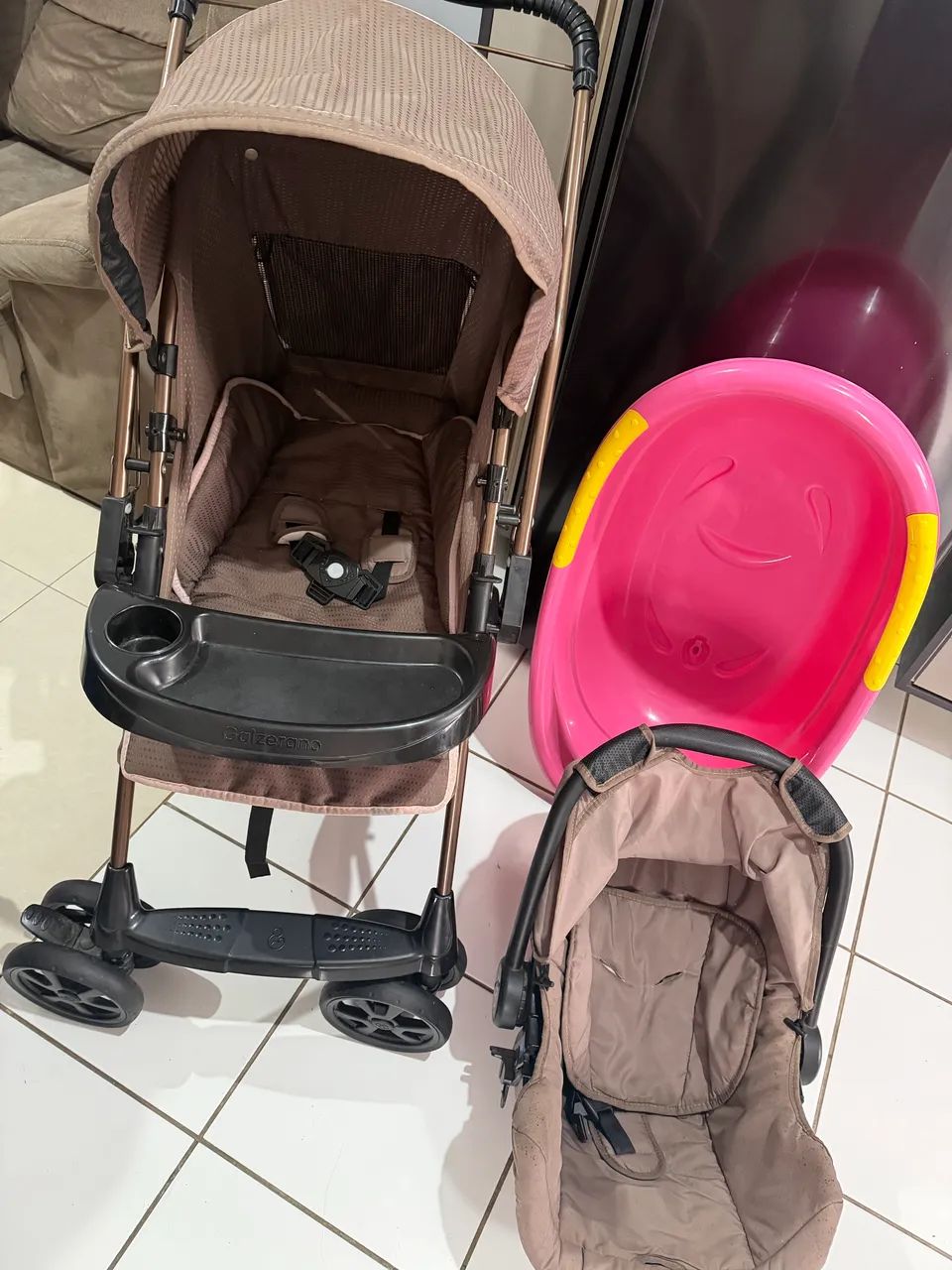 Carinho de bebê um bebê conforto uma banheira  - Foto 3