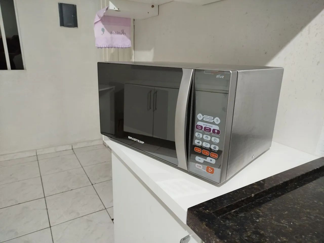 Microondas Brastemp Touch Espelhado 30L 127v todo em INOX, com Grill e Painel Touch Screen