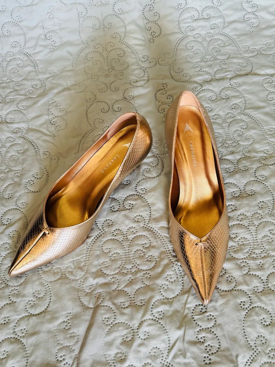 Scarpin Carrano Dourado 37