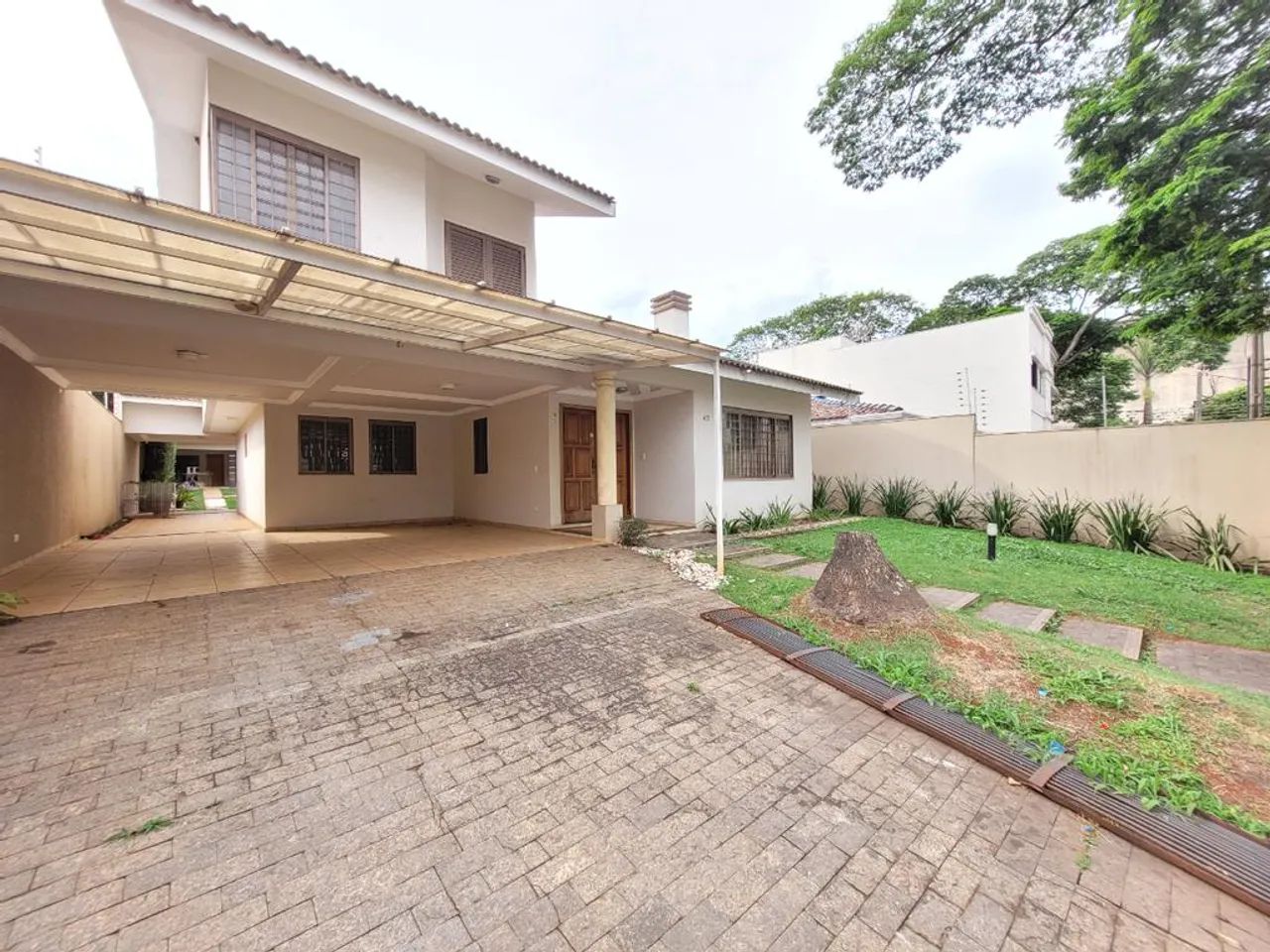 Casa para alugar em Maringá, Zona 04, com 4 suítes, com 422.02 m² - Foto 2