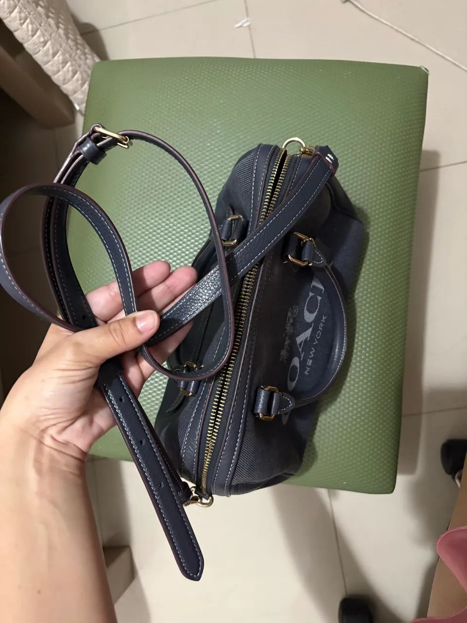 Bolsa da grife COACH versátil, acompanha alça e chaveiro da marca.  - Foto 2