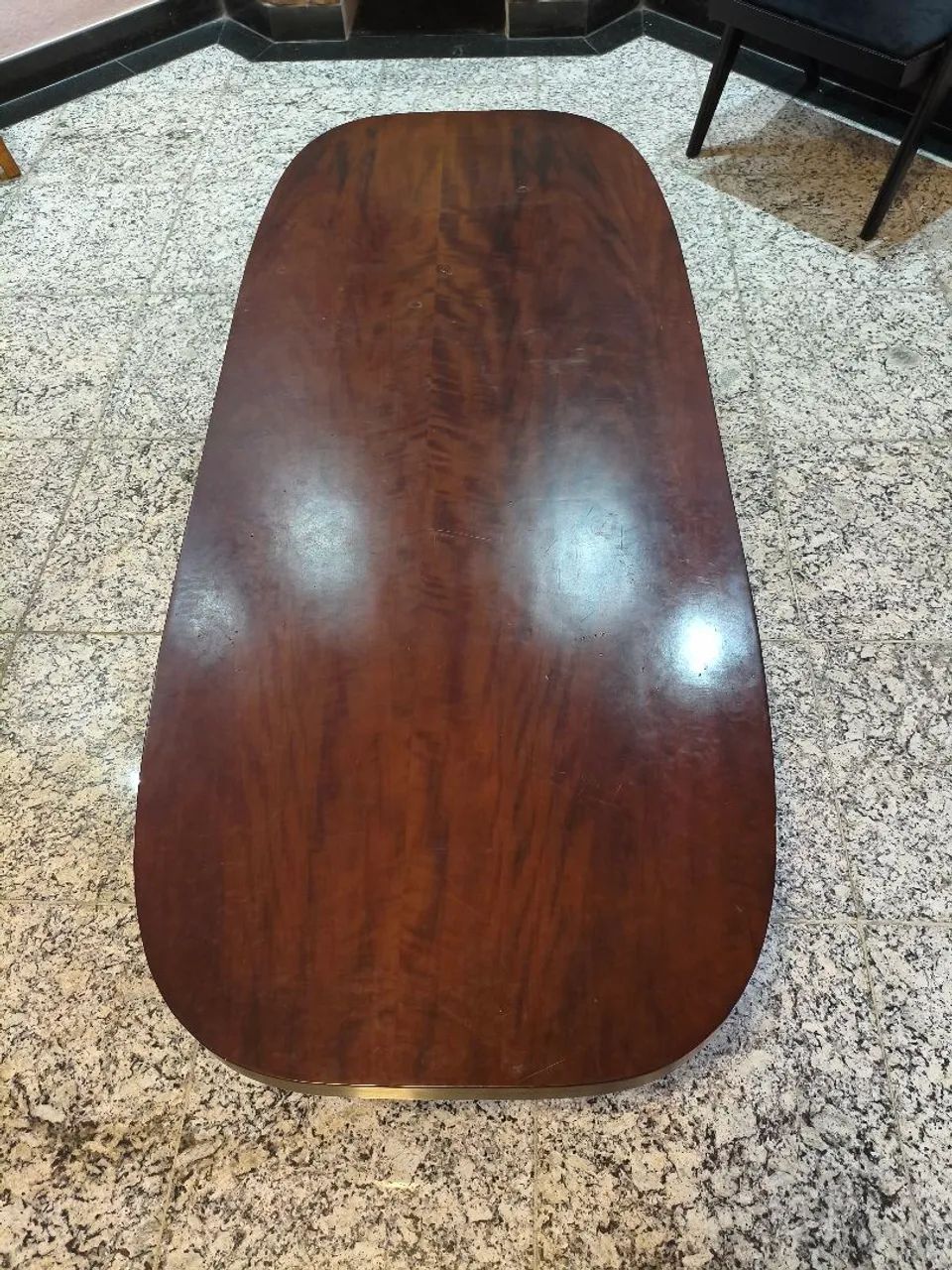 Mesa de centro amadeirada com cantos arredondados - Foto 2