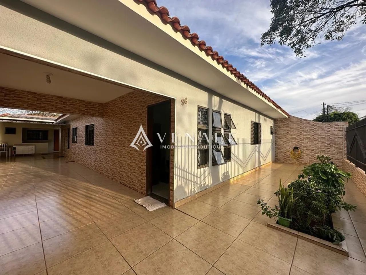 Casa à venda em Maringá, Conjunto Habitacional Requião, com 3 quartos, com 145 m²