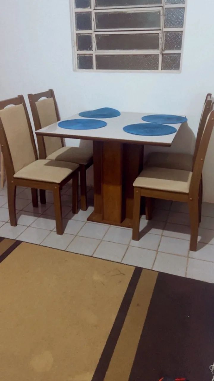 Mesa de jantar com vidro temperado e quatro cadeiras