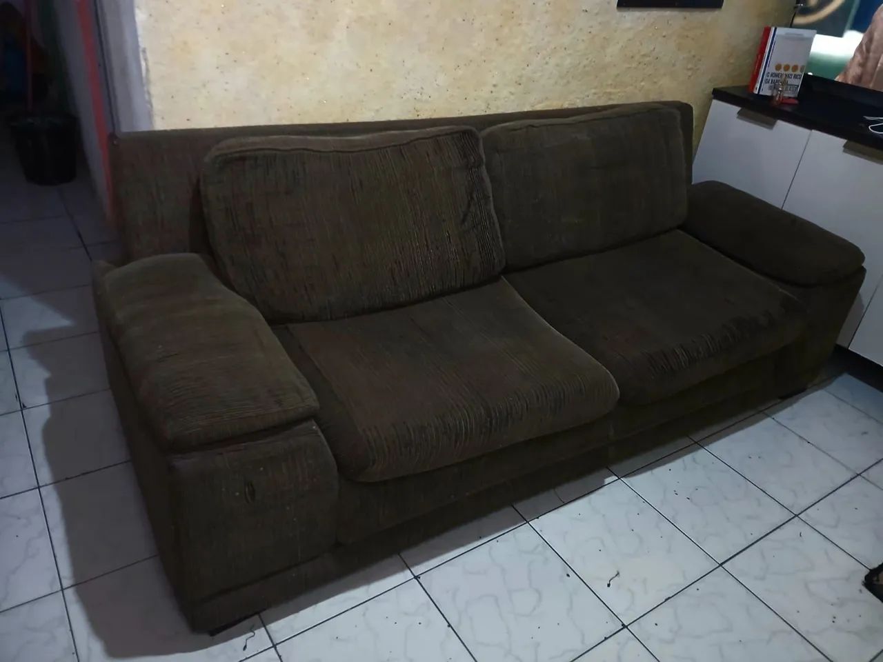 Mesa com duas cadeiras e um sofá. - Foto 3