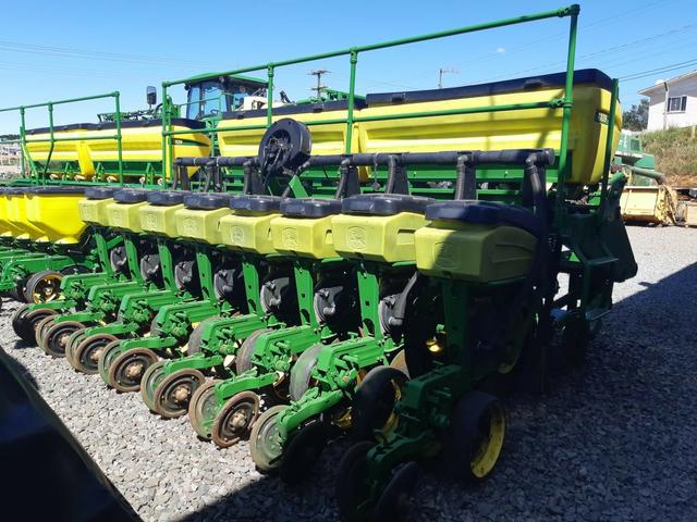 Plantadeira John Deere 1100-08 linhas a vácuo - Foto 2