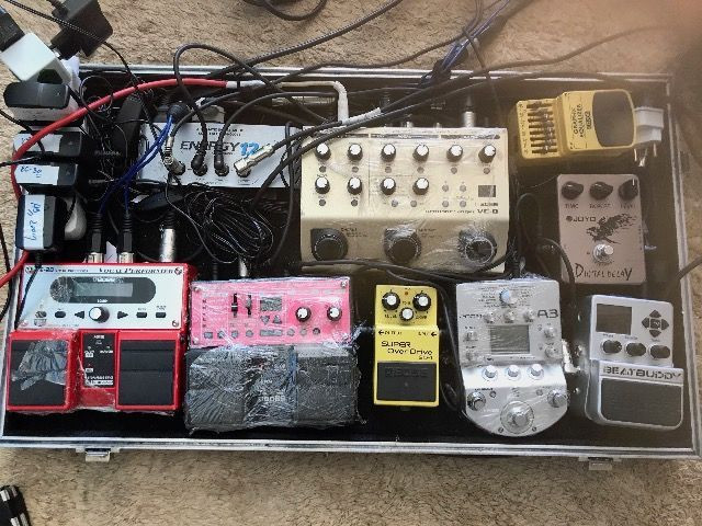 Pedais, voz,guitar,DRUM