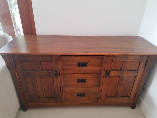 Buffet com três gavetas e duas portas