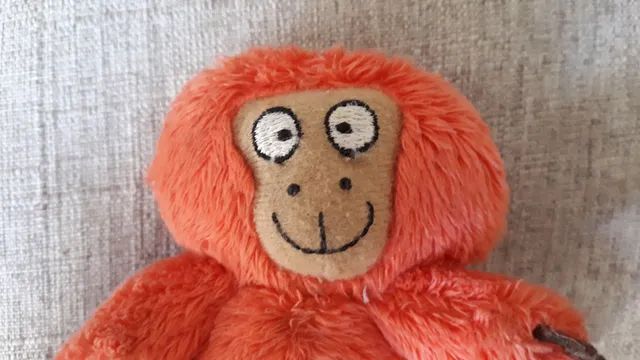 Macaquinho de pelúcia