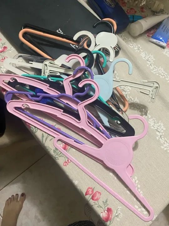 Cabides pqnos infantis 30,00 tudo 