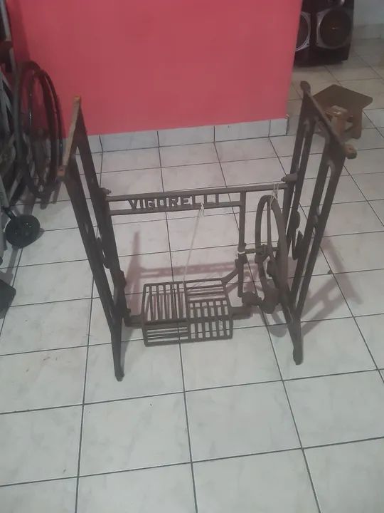 Pe de máquina de Costura Antiga - Foto 2