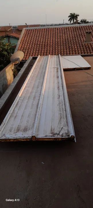 VENDO ESTRUTURA METALICA COM TELHAS COM PROTEÇÃO TERMICA GARAGEM OU VARANDA. - Foto 4