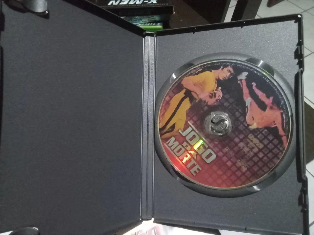 Três DVDs do Bruce Lee dois filmes e um documentário  - Foto 5