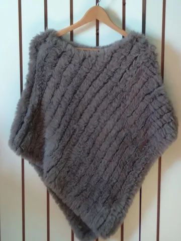 Poncho feminino modelo com bico cavado em lâ e pelo muito macio  - Foto 5