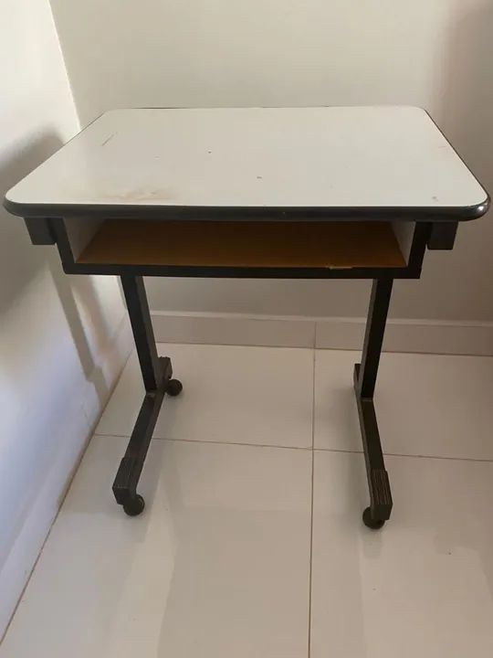 Mesa de Escritório Branca com Estrutura Preta