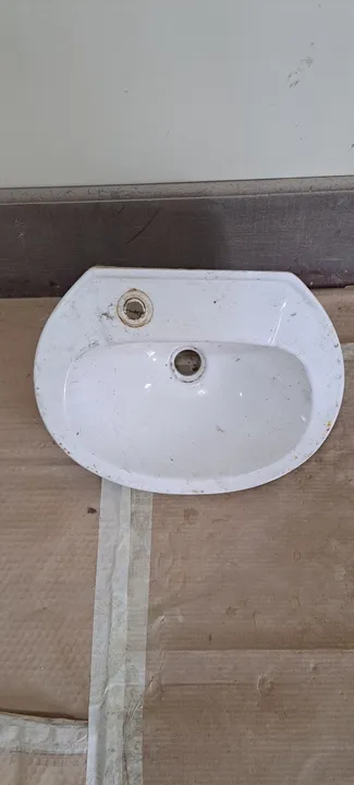 uma pia lavatório de banheiro