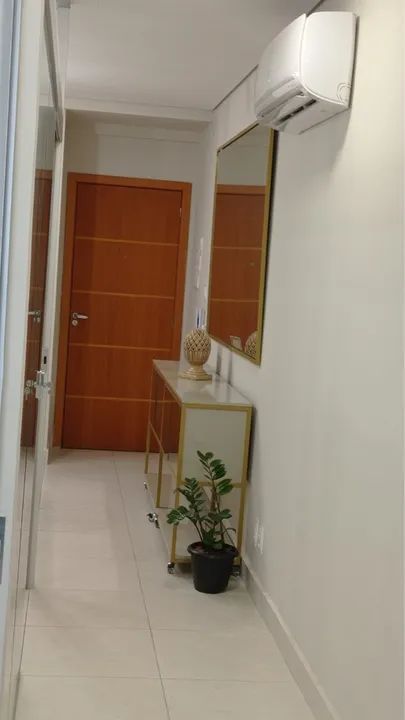 Espelho decorativo com moldura dourada