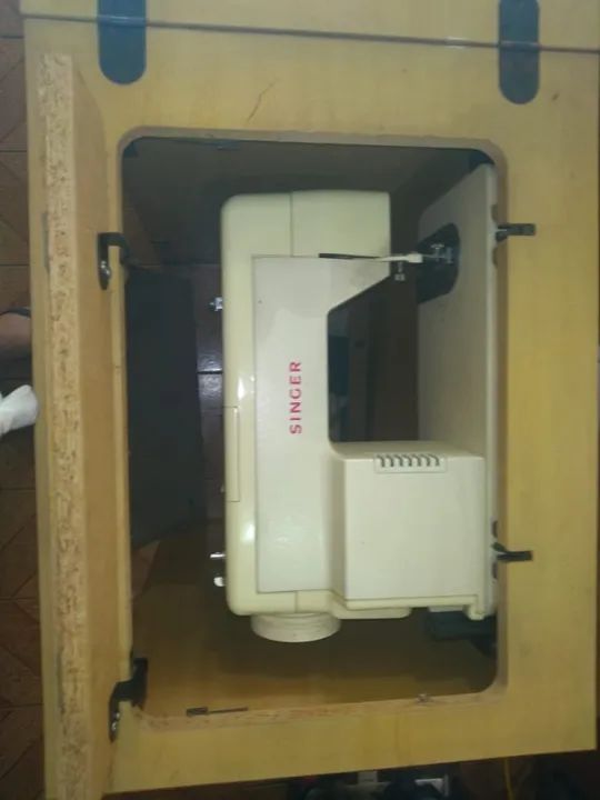 Máquina de Costura Singer Facilita 43 com gabinete