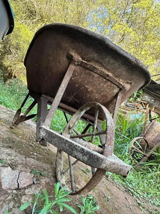Carrinho de mão Vintage com detalhes belíssimos,Contém marcas do tempo