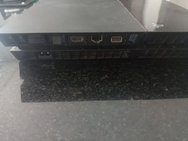 PS 4 usado com 8jogos de CD e 4 controles 