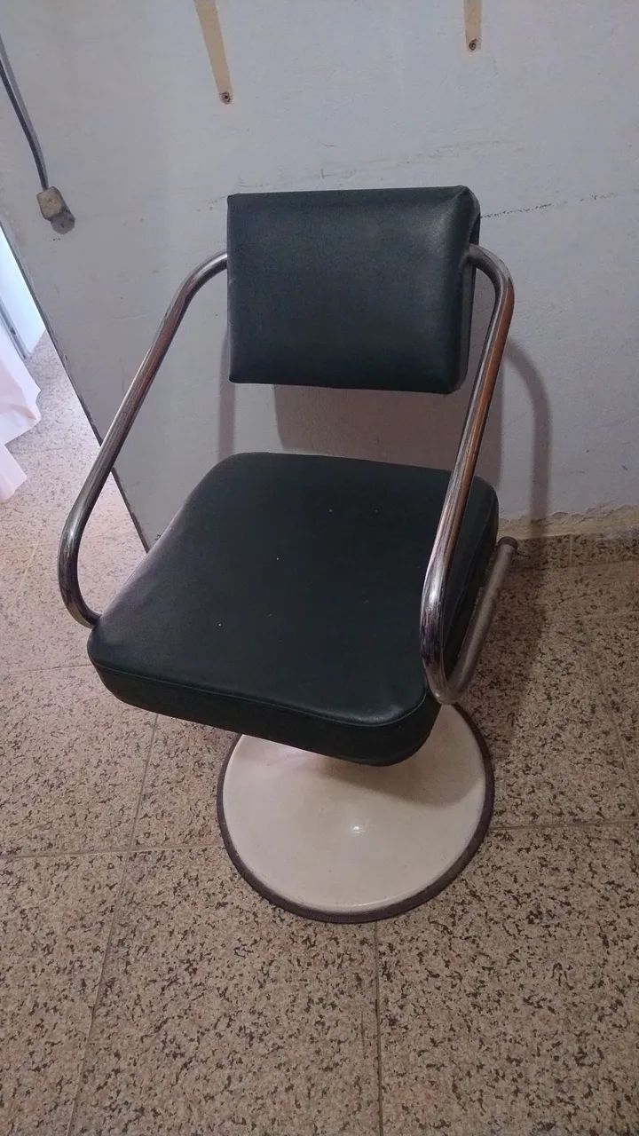 Cadeirade Barbeiro Giratória Preta com Apoio