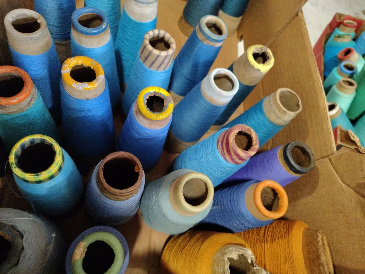 Cones de fios de Overlock - Preço de Desapego!  - Foto 3