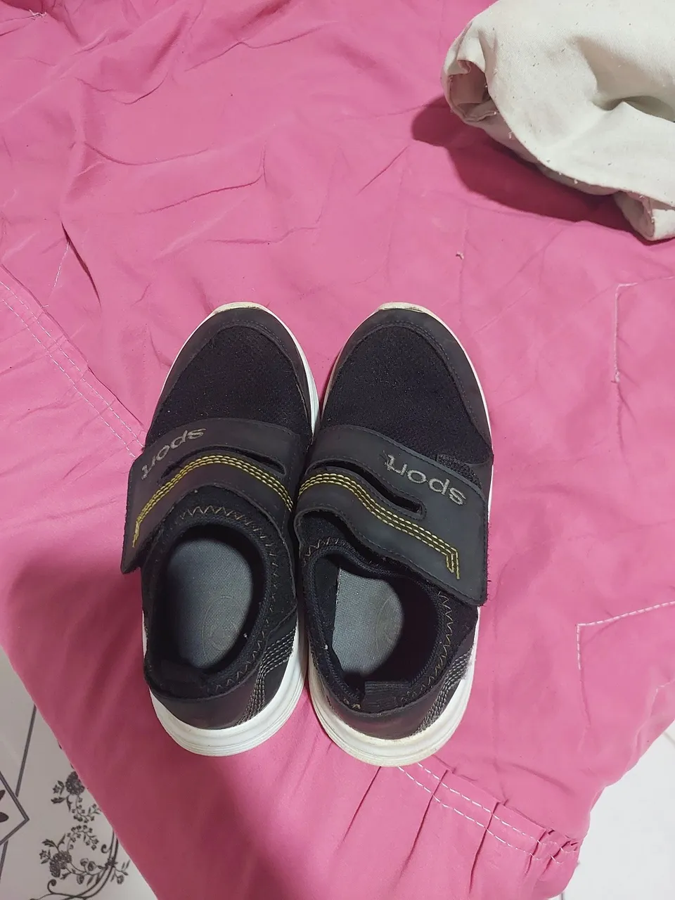 Tênis Infantil Preto com Velcro - Conforto e Estilo