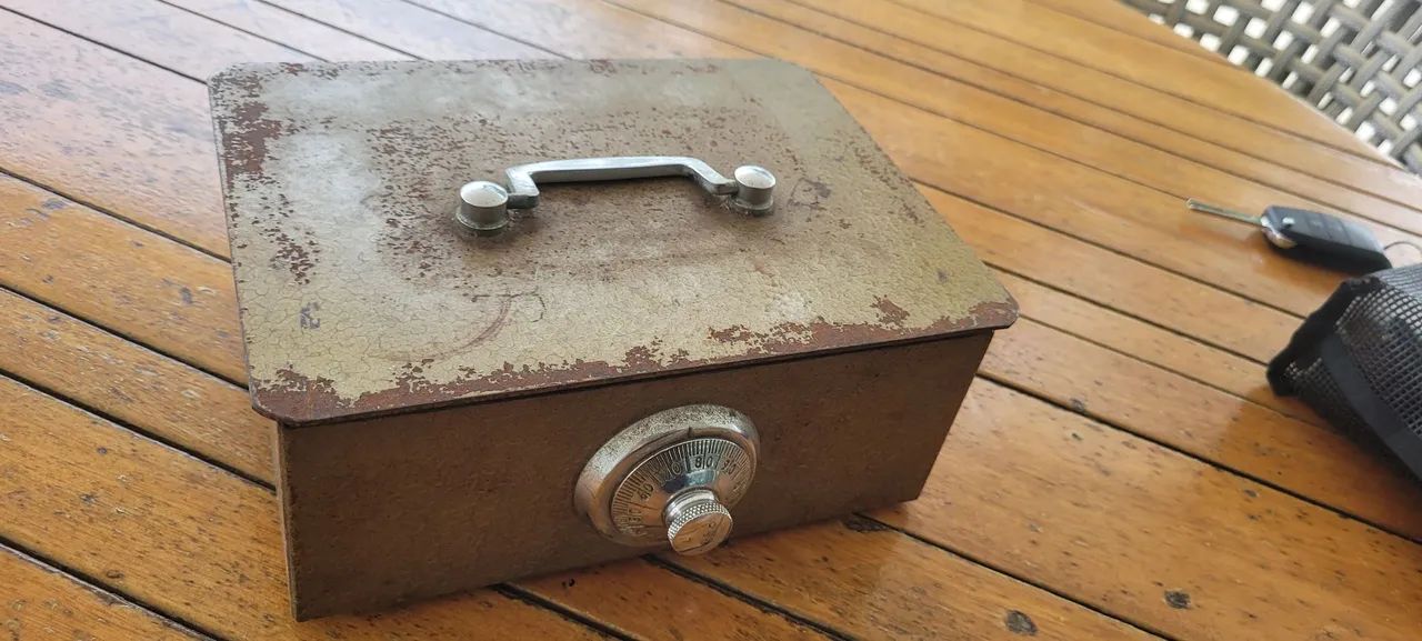 Cofre antigo, sem senha64842115316994120