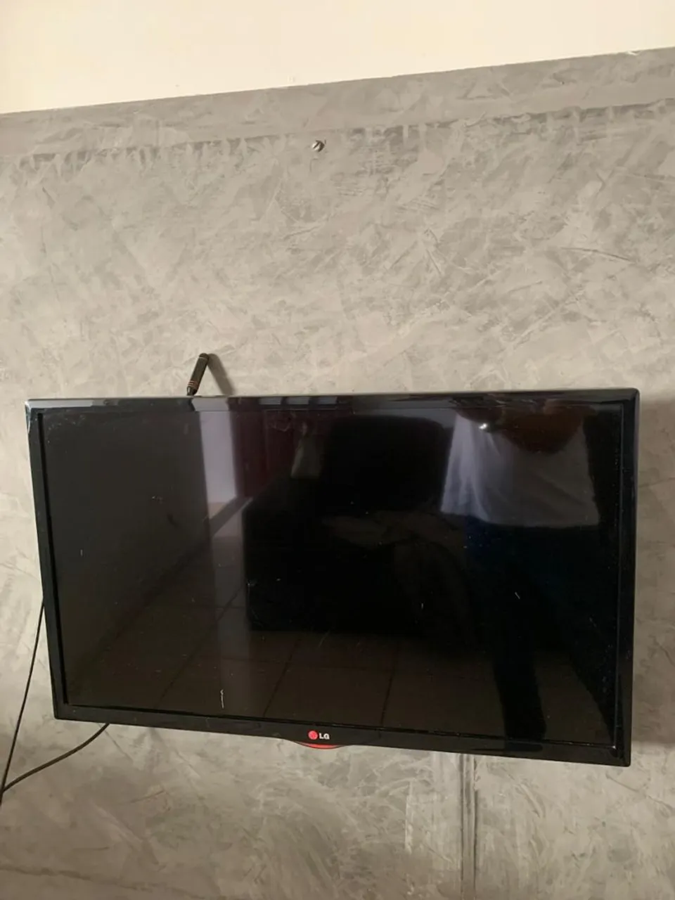 TV LG em bom estado, com umas linhas na tela
