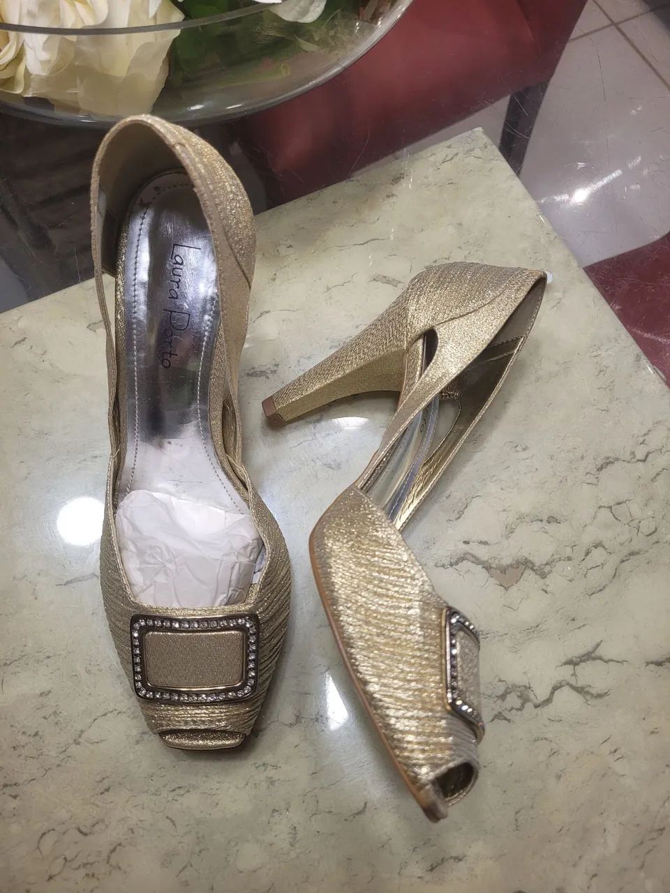 Scarpin Dourado com Detalhes em Strass - Foto 2