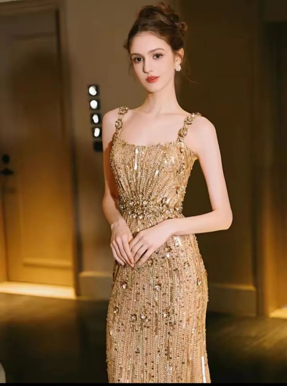 Vestido de festa dourado.  - Foto 2