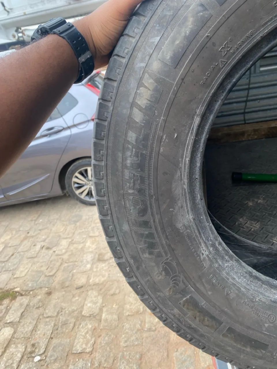 Pneus Michelin 225/75 16c muito bom - Foto 4