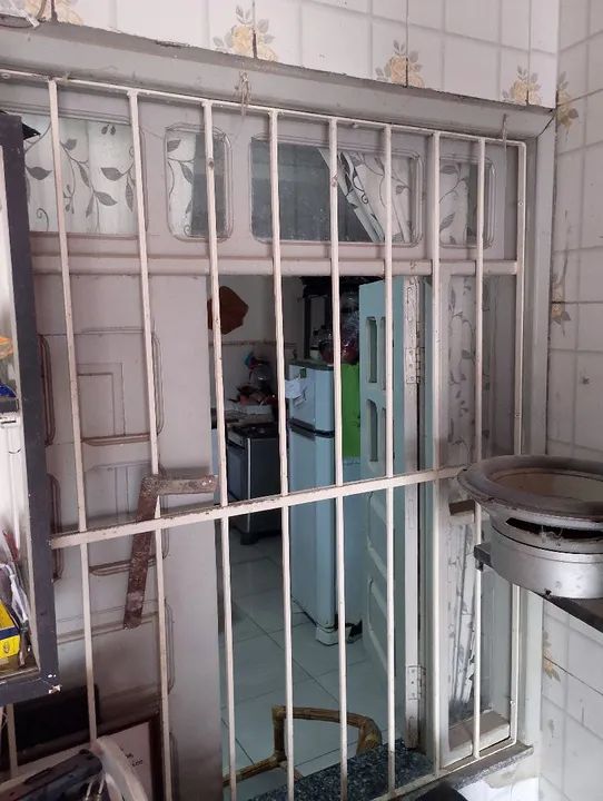 Porta de ferro com grade para segurança