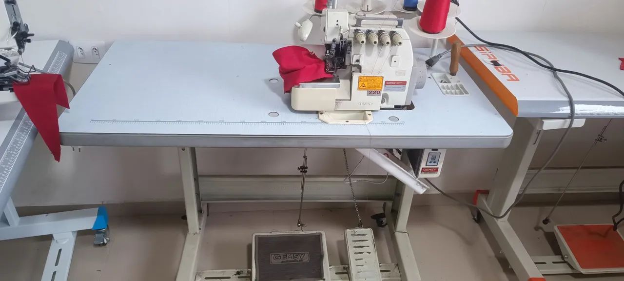 Máquina de costura overloque direct drive