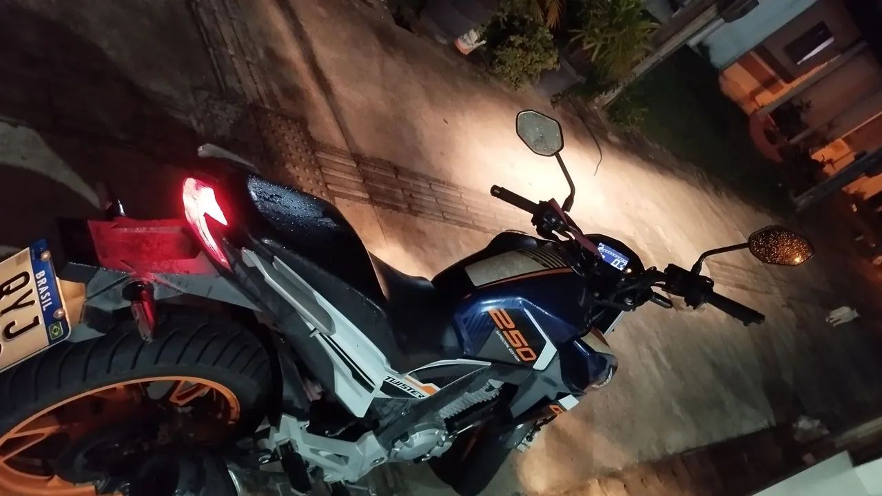 Moto muito conservada e só pega e anda vai emplacada 2025 - Foto 3