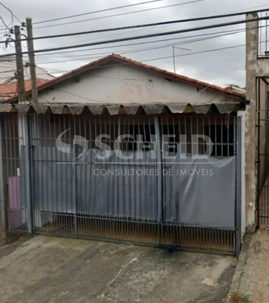 Alugo casa térrea no Campo Grande, 175m², 3 dormitórios, 1 vaga, quintal nos fundos.