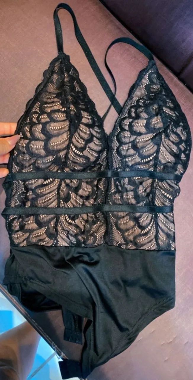 Body de renda preto com detalhes