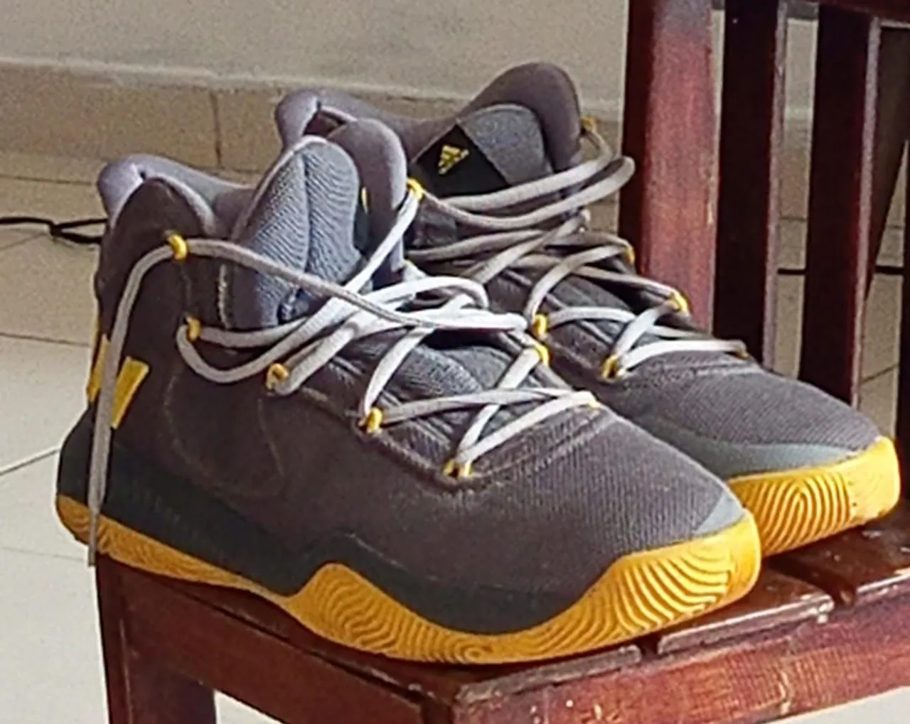 Tênis Adidas Cinza com Detalhes Amarelos