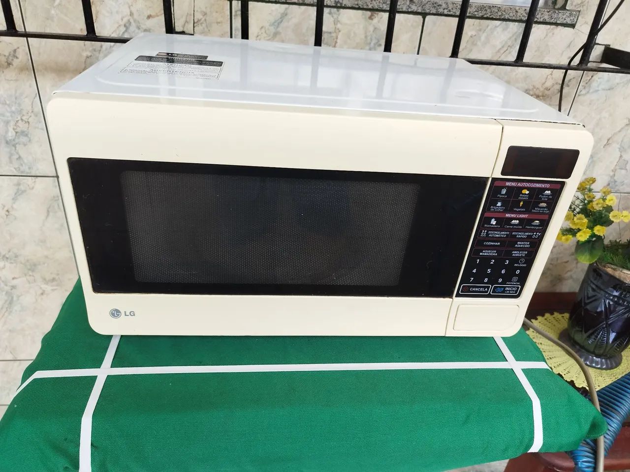 Microondas LG modelo MS3047G