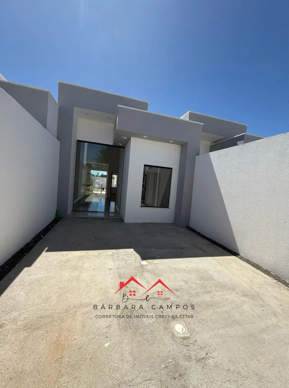 Casa 2/4, sendo uma supra, pe direito alto, toda no porcelanato
