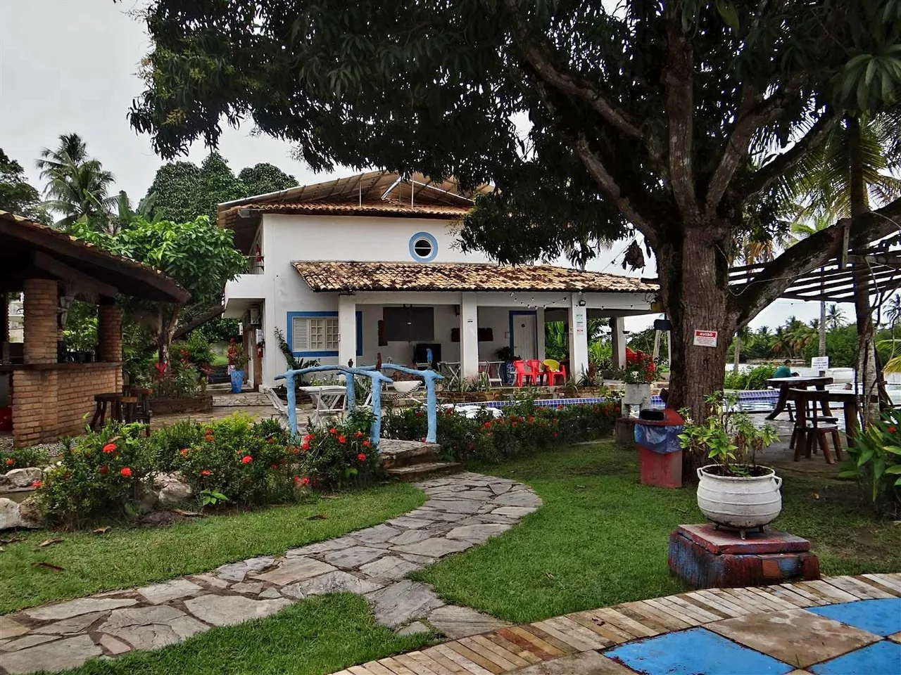 Vendo maravilhosa pousada e grandes áreas para construção